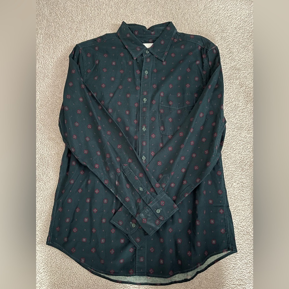 Men’s Green American Eagle Corduroy Button Up. Size L.